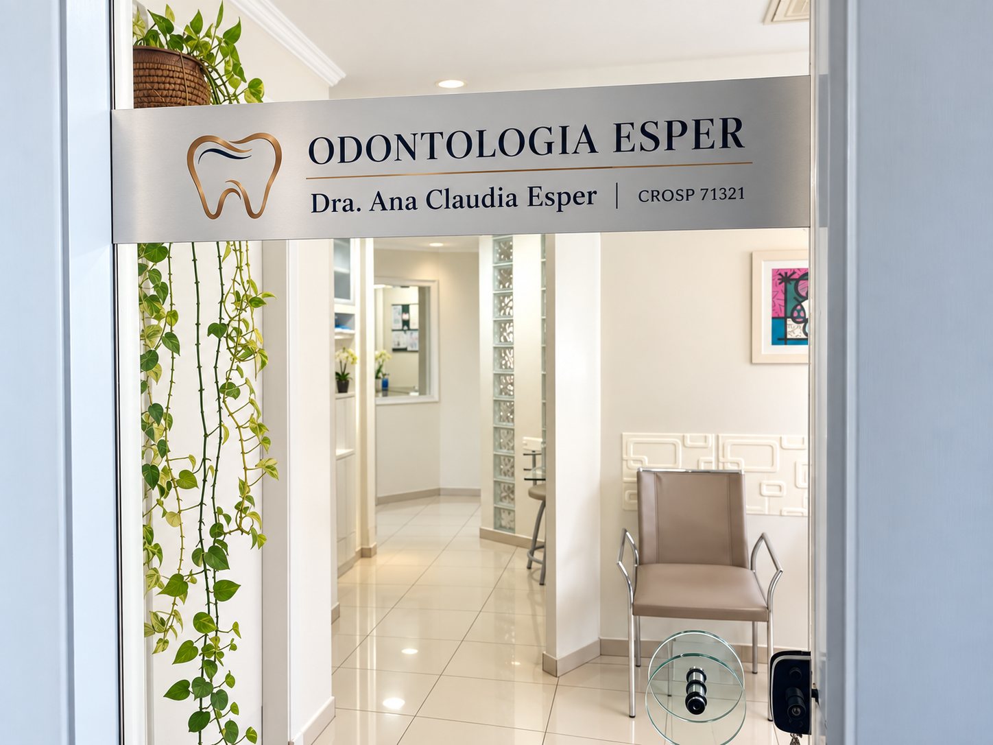 Entrada da Odontologia Esper com a placa da Dra. Ana Claudia Esper e a recepção